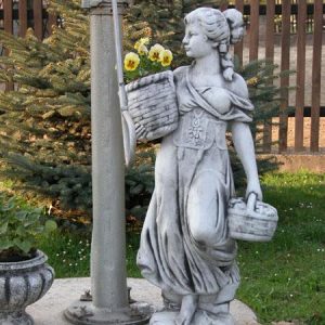 Nő kosarakkal virágtartó