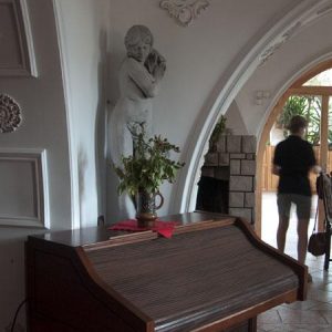 Női szobor virággal 140cm