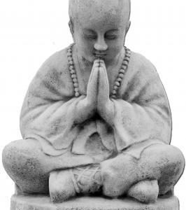 Buddhista kisfiú imádkozik