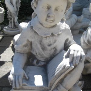 Olvasó kislány (ülő)