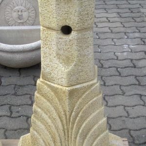 Koronás kút hatszög alappal