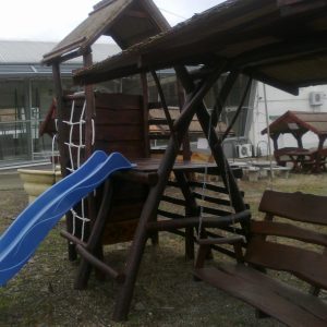 Rönk csúszdatorony hintaággyal és hintákkal